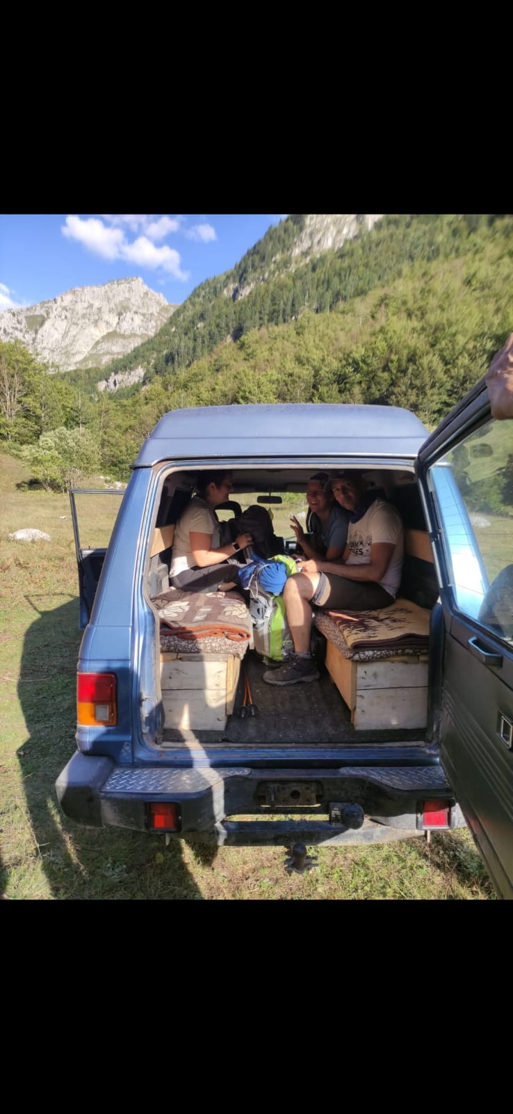 4x4 3 personnes a linterieur